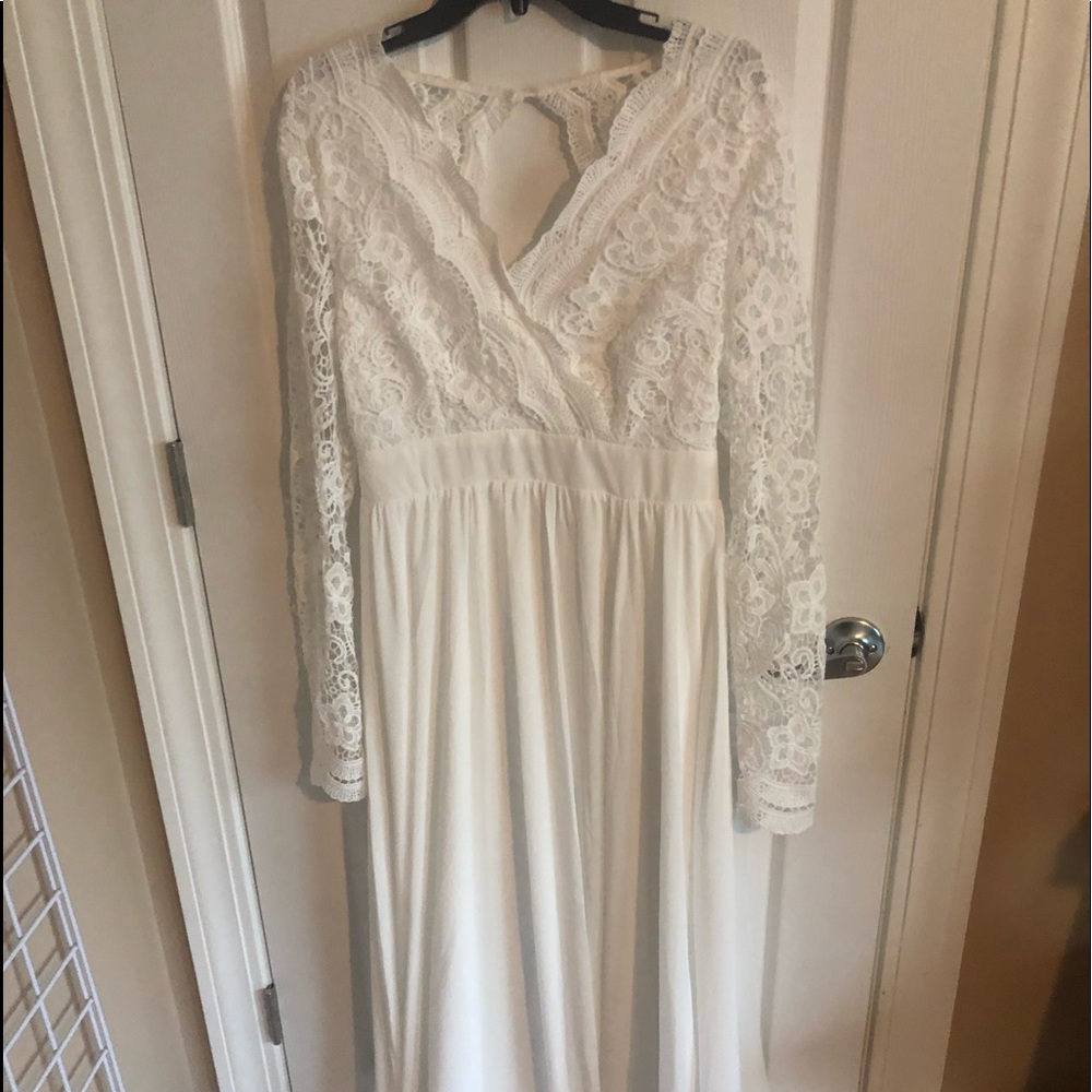 New beautiful white dress with lace sleeves.